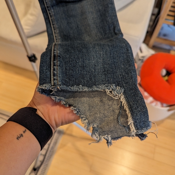 Rag & Bone Mid-Rise Capri Jeans with Asymmetrical Raw Hem - Picture 4 of 6